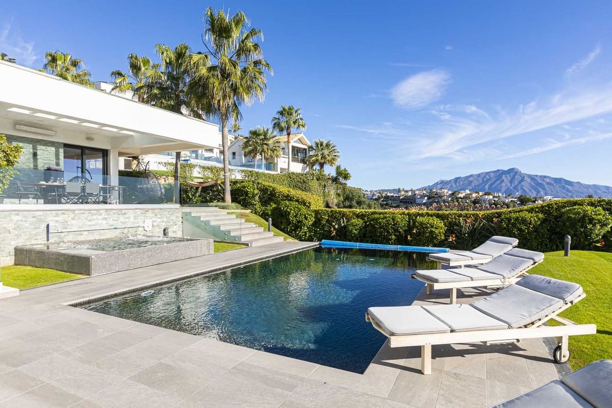 4 bedroom Villa for sale in Benahavis with pool garage - € 5,250,000 (Ref: 8793414)