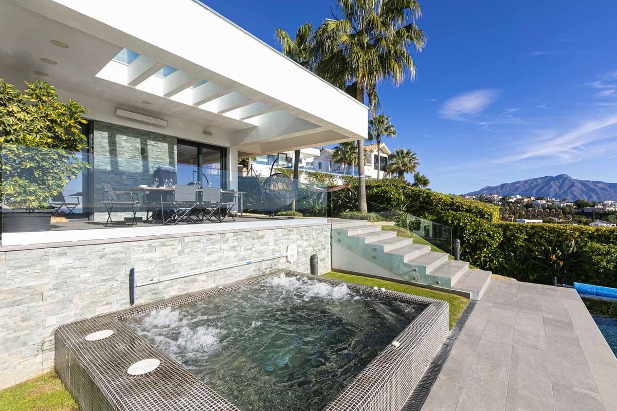 4 bedroom Villa for sale in Benahavis with pool garage - € 5,250,000 (Ref: 8793414)