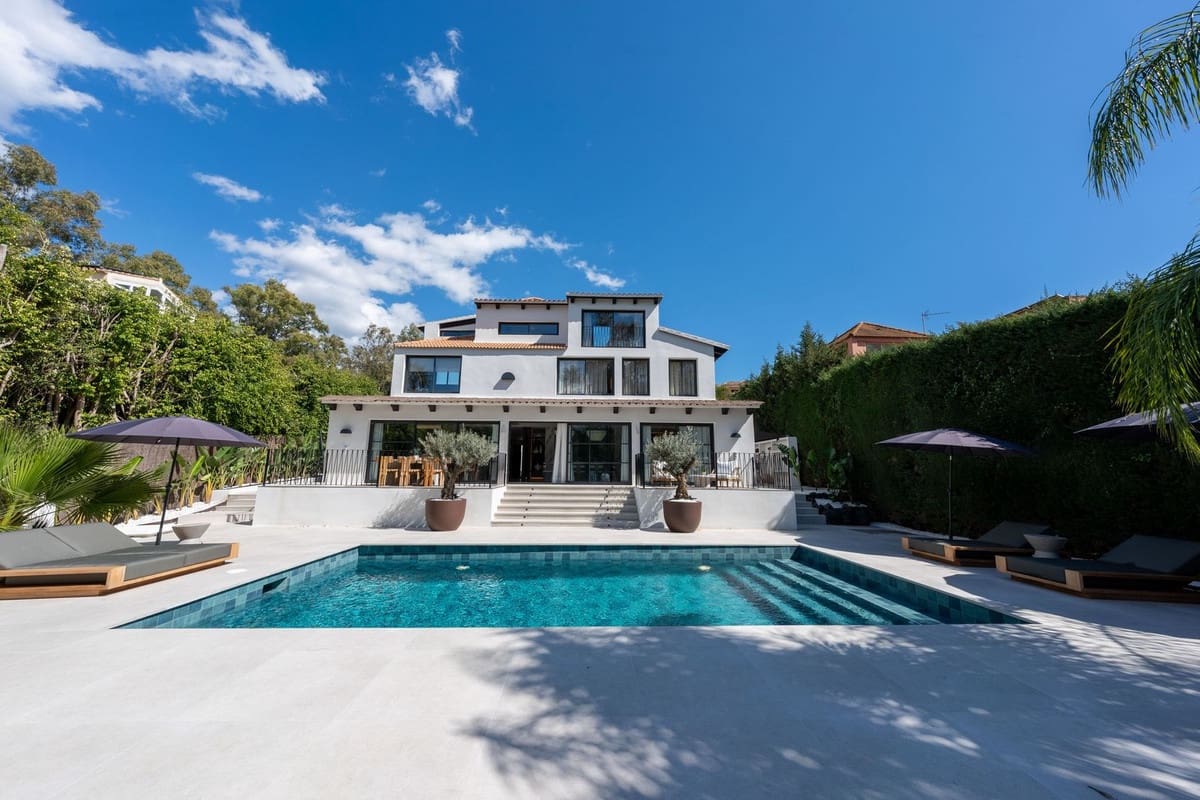 5 bedroom Villa for sale in Nueva Andalucia with pool - € 5,350,000 (Ref: 8793425)