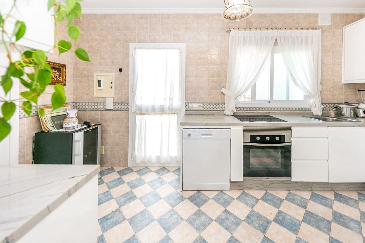 4 soveværelse Villa til salg i Marbella med swimmingpool - € 2.400.000 (Ref: 8793428)