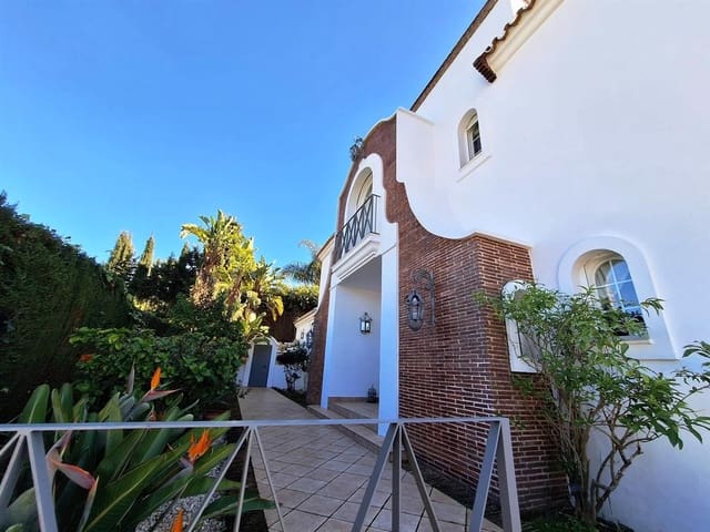 4 sypialnia Willa na sprzedaż w Puerto Banus, Marbella z basenem garażem - 3 715 000 € (Ref: 8896336)