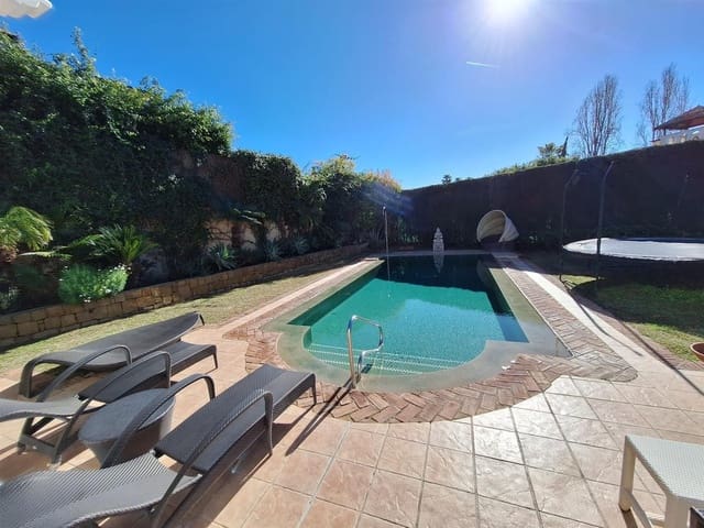 4 sypialnia Willa na sprzedaż w Puerto Banus, Marbella z basenem garażem - 3 715 000 € (Ref: 8896336)