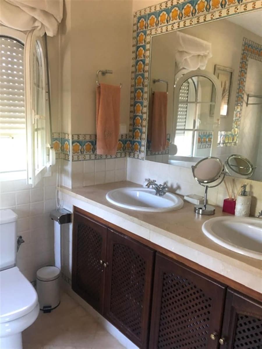 4 sypialnia Willa na sprzedaż w Puerto Banus z basenem garażem - 3 715 000 € (Ref: 8896336)