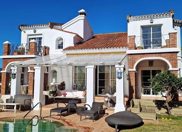 4 sypialnia Willa na sprzedaż w Puerto Banus, Marbella z basenem garażem - 3 715 000 € (Ref: 8896336)