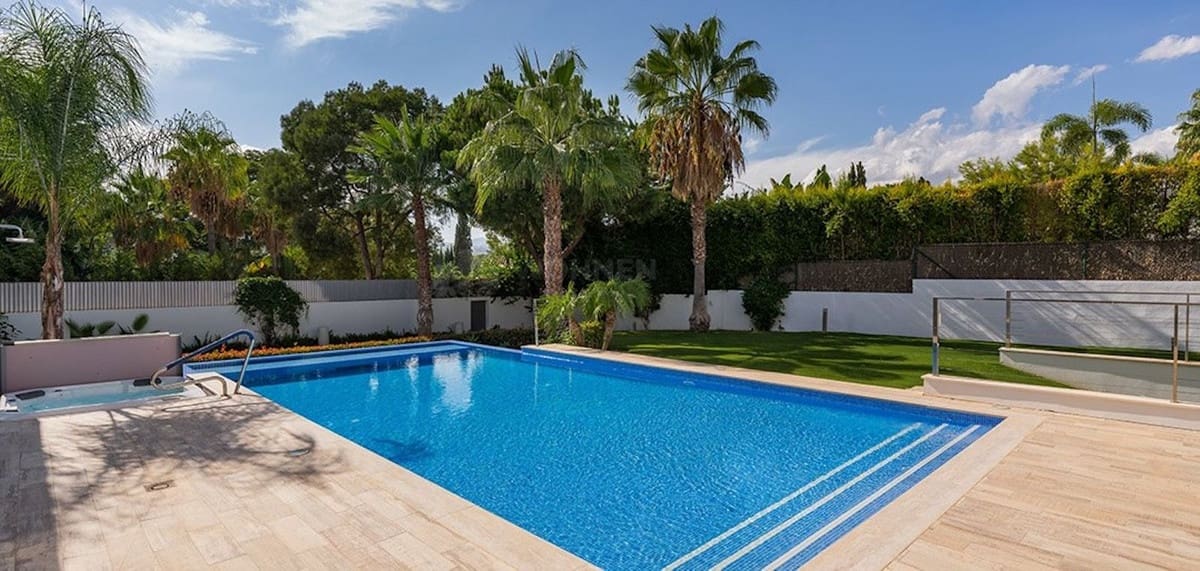 7 sovrum Villa till salu i Nueva Andalucia med pool garage - 5 200 000 € (Ref: 8896337)