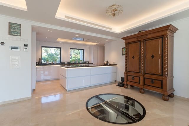 3 sypialnia Willa na sprzedaż w Elviria, Marbella z basenem garażem - 3 950 000 € (Ref: 8896344)