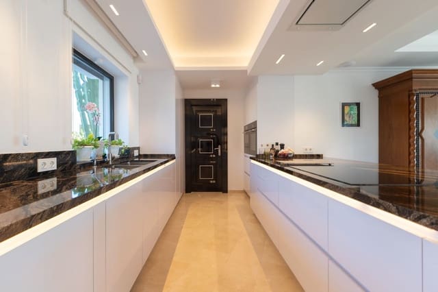 3 sypialnia Willa na sprzedaż w Elviria, Marbella z basenem garażem - 3 950 000 € (Ref: 8896344)