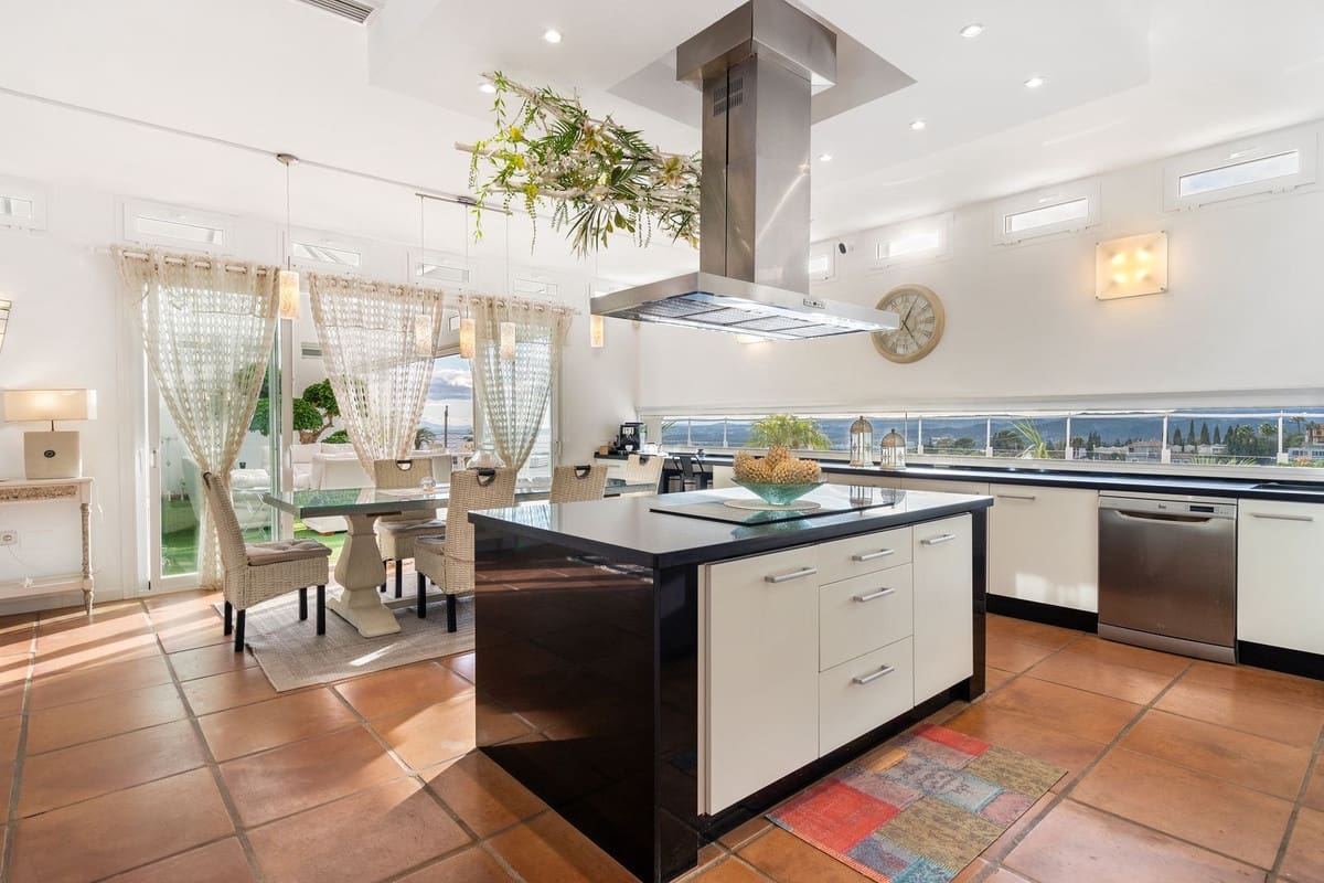 7 slaapkamer Villa te koop in Estepona met zwembad - € 3.990.000 (Ref: 8896349)