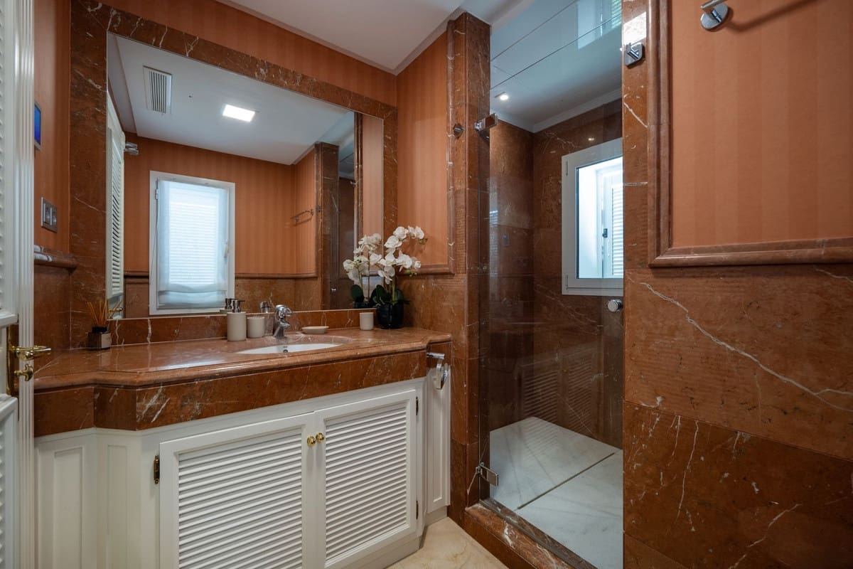 6 bedroom Villa for sale in Marbella with pool - € 3,950,000 (Ref: 8896381)