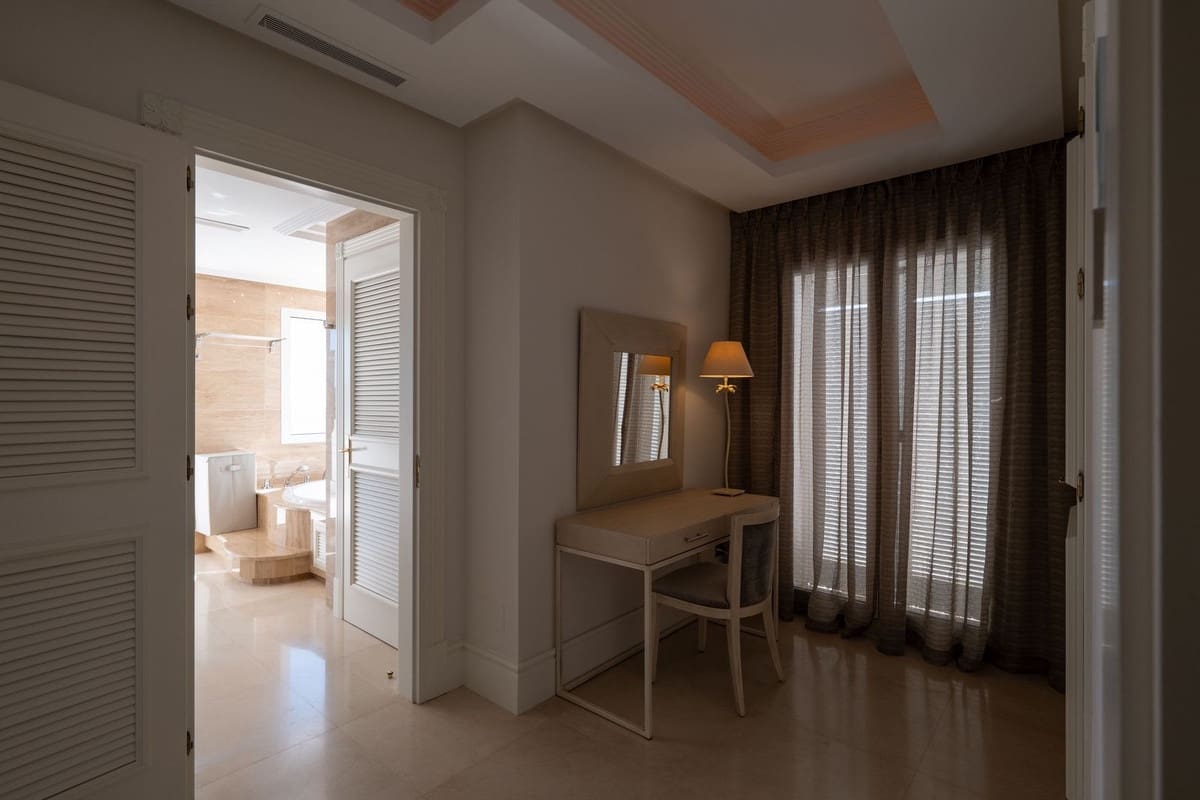 6 bedroom Villa for sale in Marbella with pool - € 3,950,000 (Ref: 8896381)