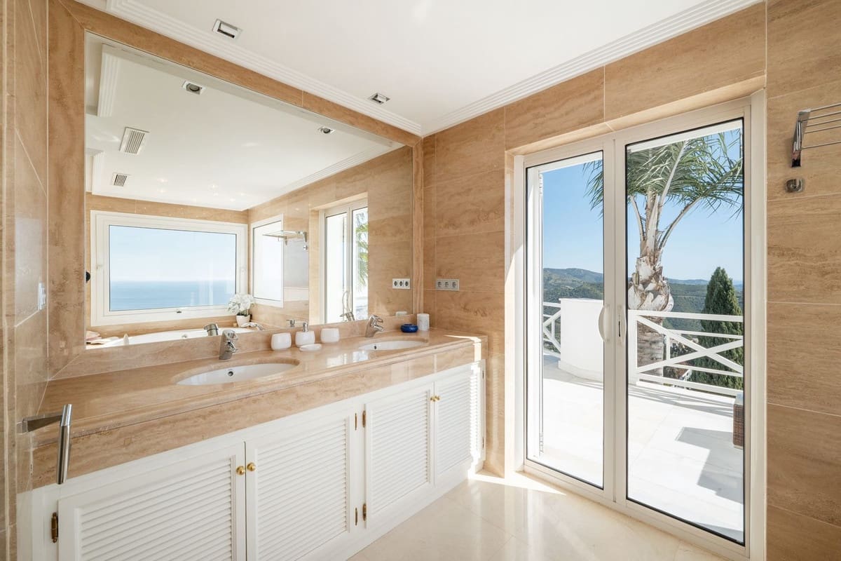 6 bedroom Villa for sale in Marbella with pool - € 3,950,000 (Ref: 8896381)