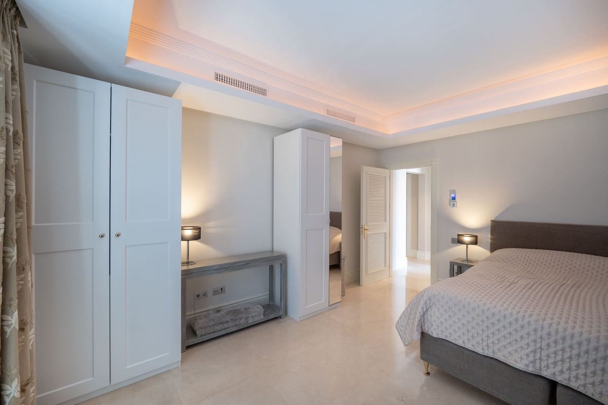 6 bedroom Villa for sale in Marbella with pool - € 3,950,000 (Ref: 8896381)