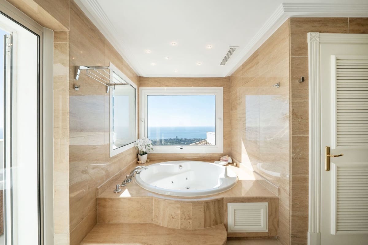 6 bedroom Villa for sale in Marbella with pool - € 3,950,000 (Ref: 8896381)