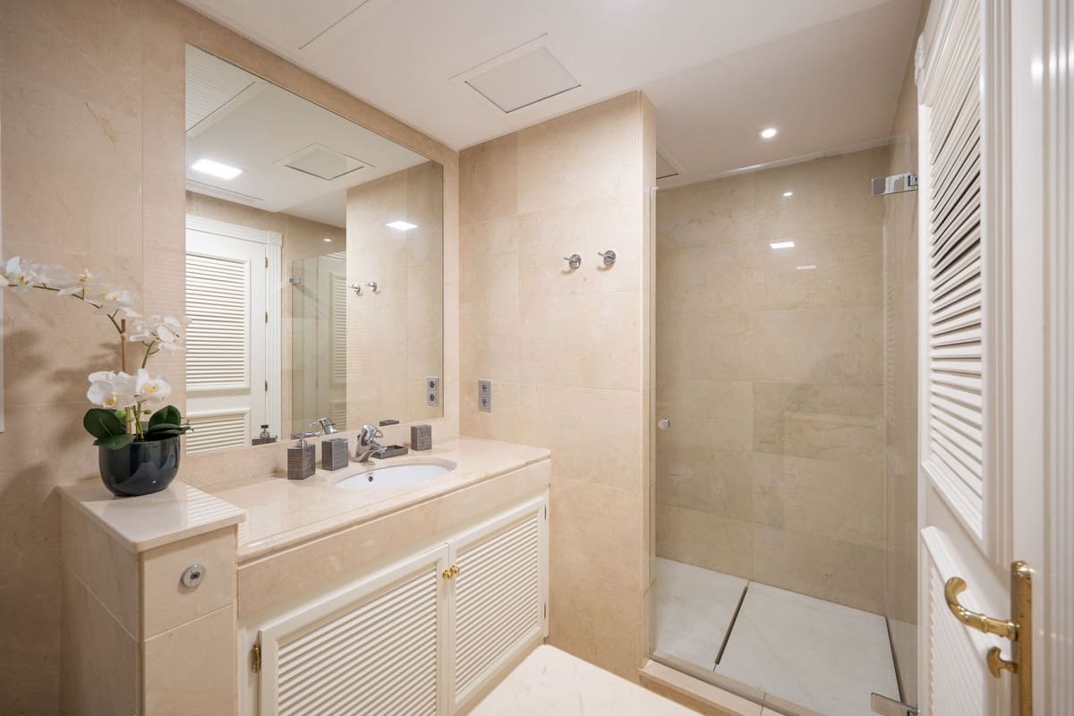 6 bedroom Villa for sale in Marbella with pool - € 3,950,000 (Ref: 8896381)