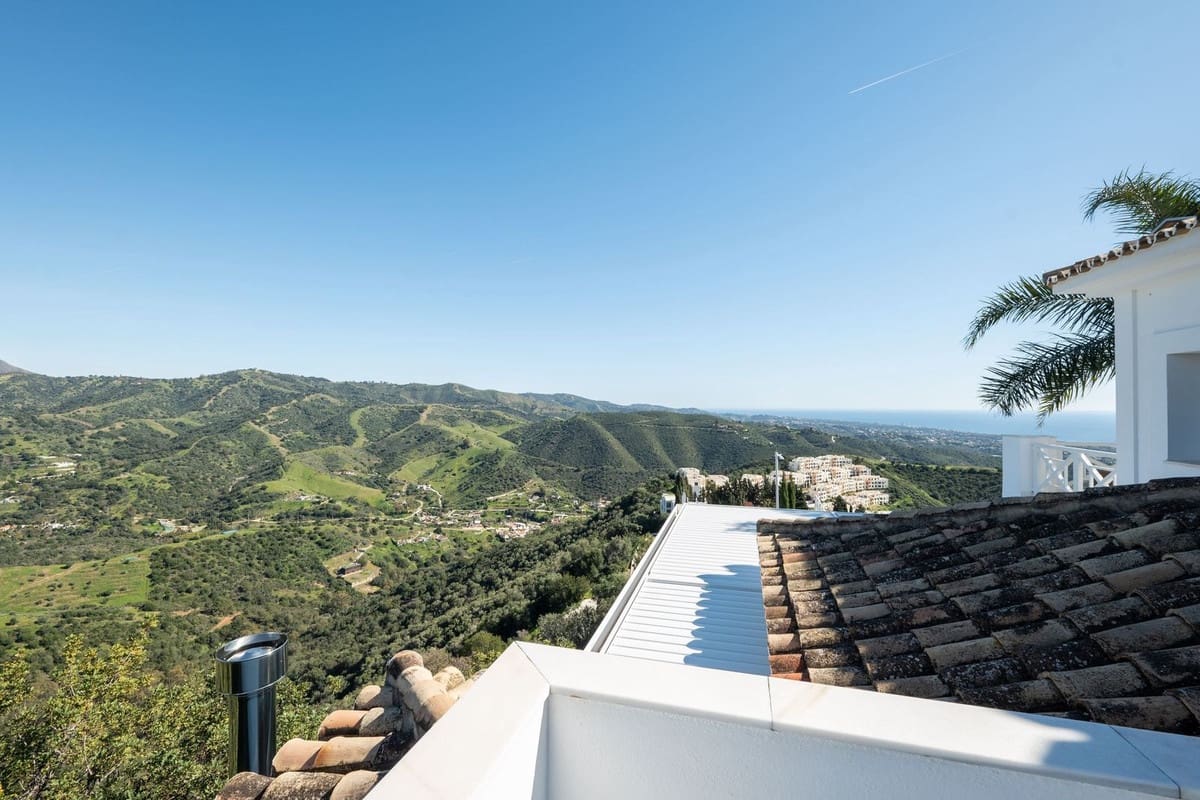 6 bedroom Villa for sale in Marbella with pool - € 3,950,000 (Ref: 8896381)