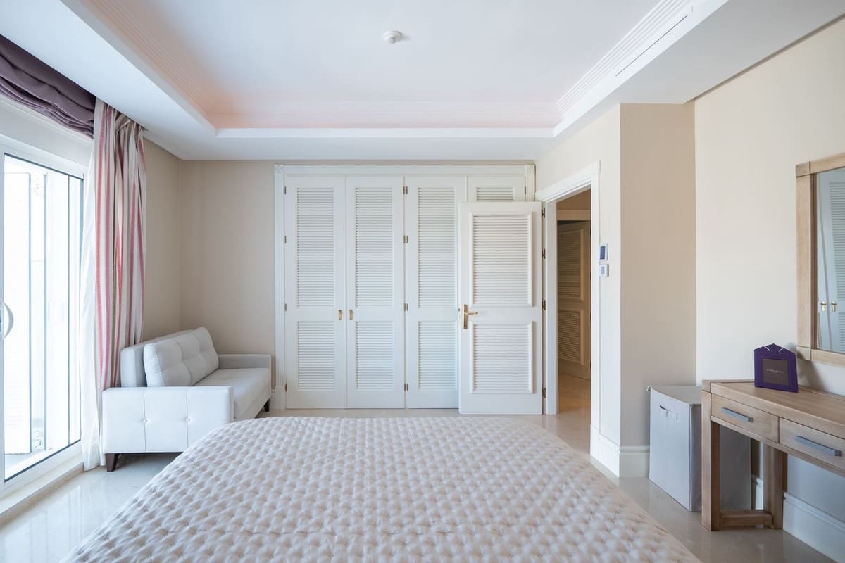 6 bedroom Villa for sale in Marbella with pool - € 3,950,000 (Ref: 8896381)