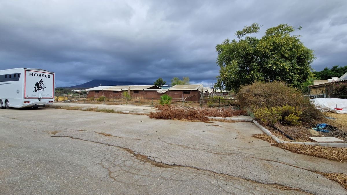 Ubebygd land til salgs i Estepona - € 12 300 000 (Ref: 8896413)