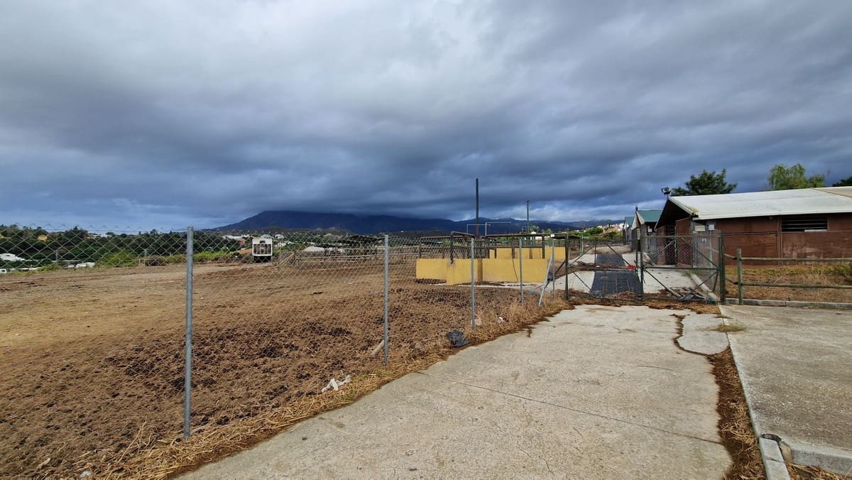 Ubebygd land til salgs i Estepona - € 12 300 000 (Ref: 8896413)