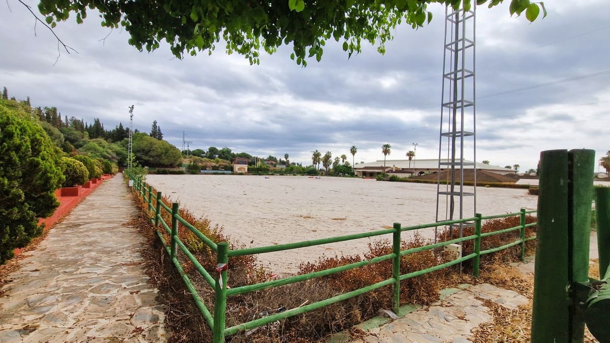 Ubebygd land til salgs i Estepona - € 12 300 000 (Ref: 8896413)