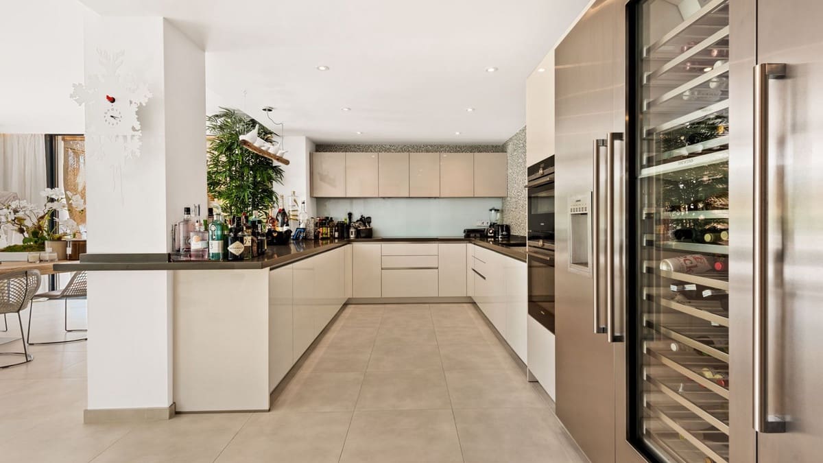 5 soverom Villa til salgs i Nueva Andalucia med svømmebasseng - € 7 300 000 (Ref: 8896415)