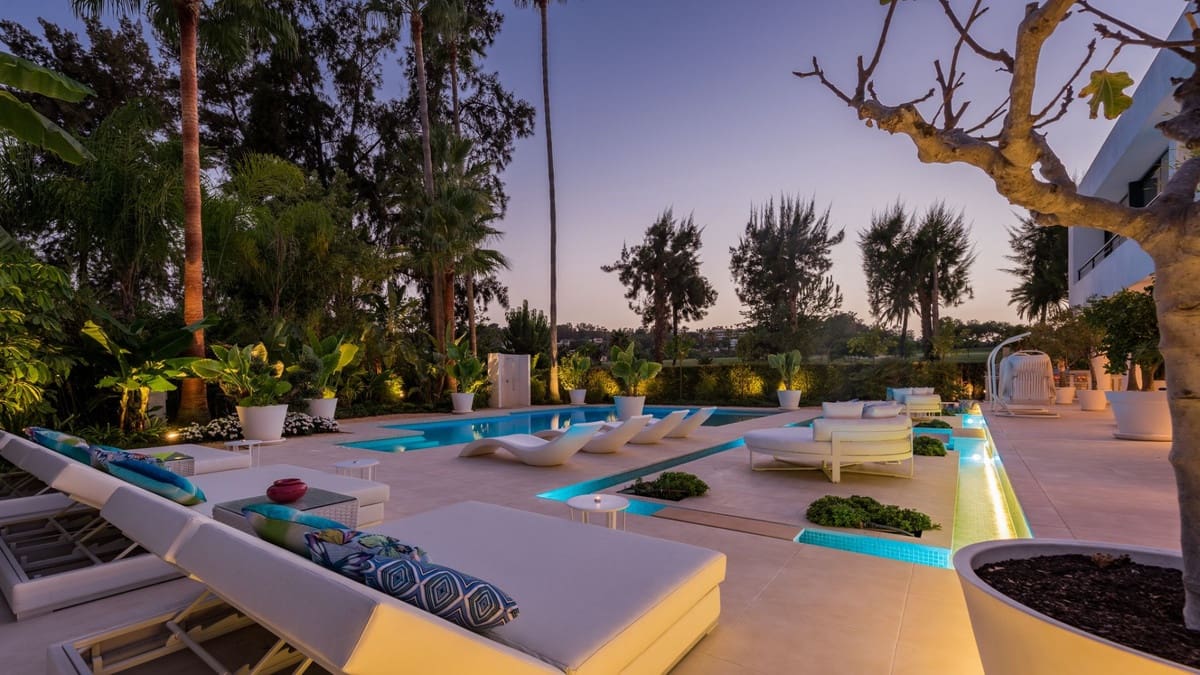 5 soverom Villa til salgs i Nueva Andalucia med svømmebasseng - € 7 300 000 (Ref: 8896415)