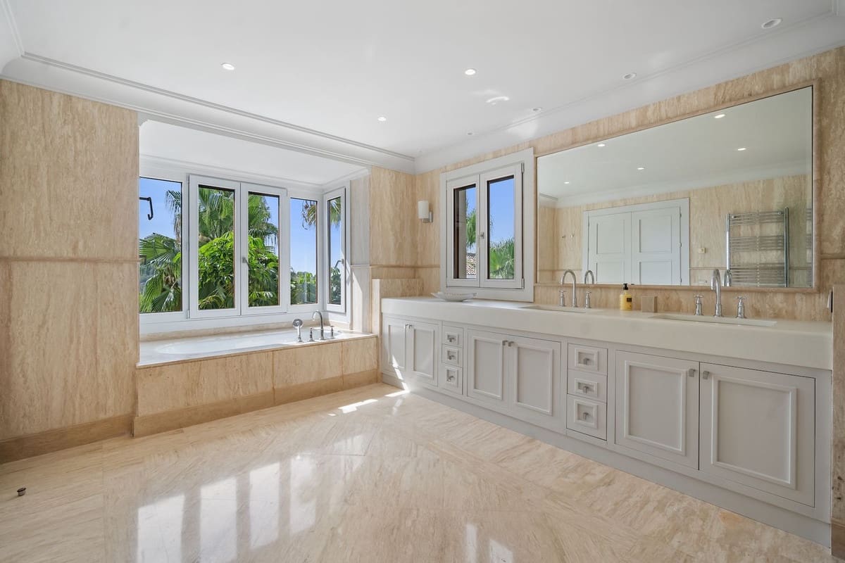 16 soverom Villa til salgs i Benahavis med svømmebasseng - € 13 950 000 (Ref: 8896419)