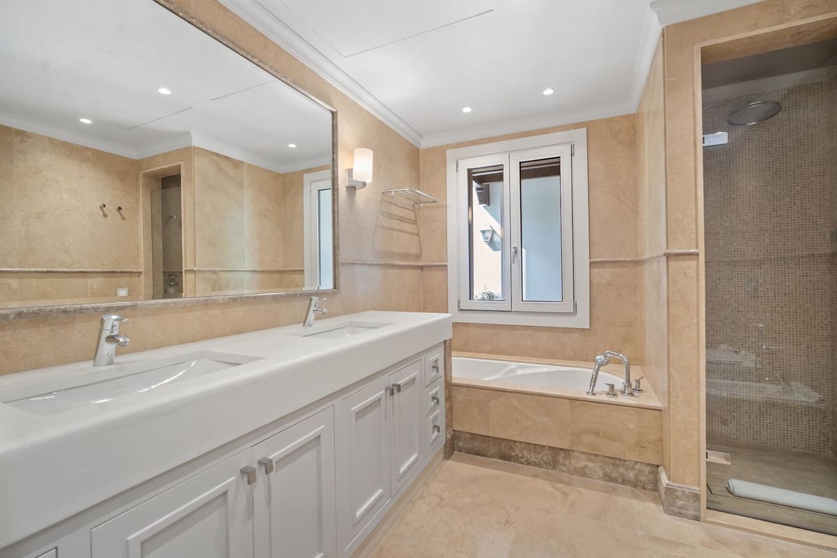 16 soverom Villa til salgs i Benahavis med svømmebasseng - € 13 950 000 (Ref: 8896419)