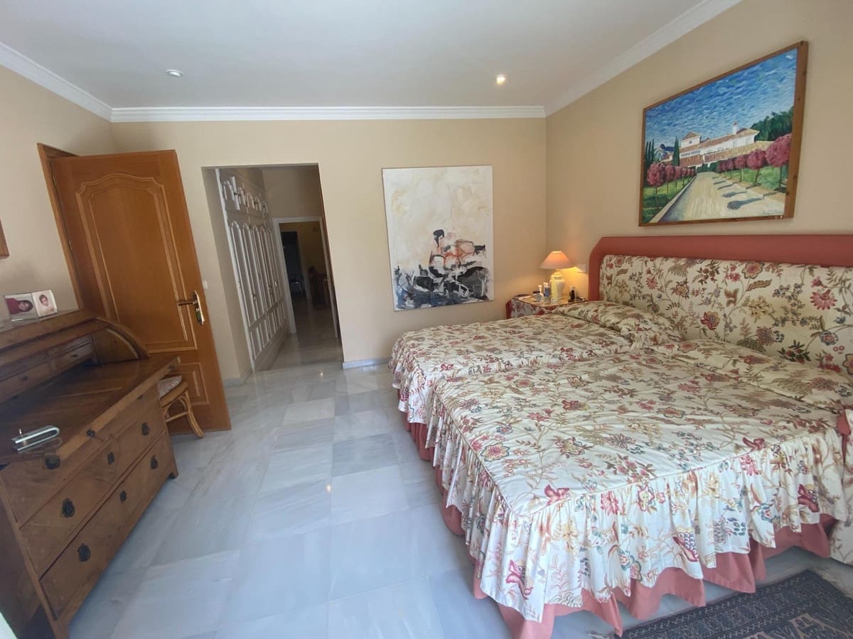 8 soveværelse Villa til salg i Guadalmina med swimmingpool - € 6.000.000 (Ref: 8896426)