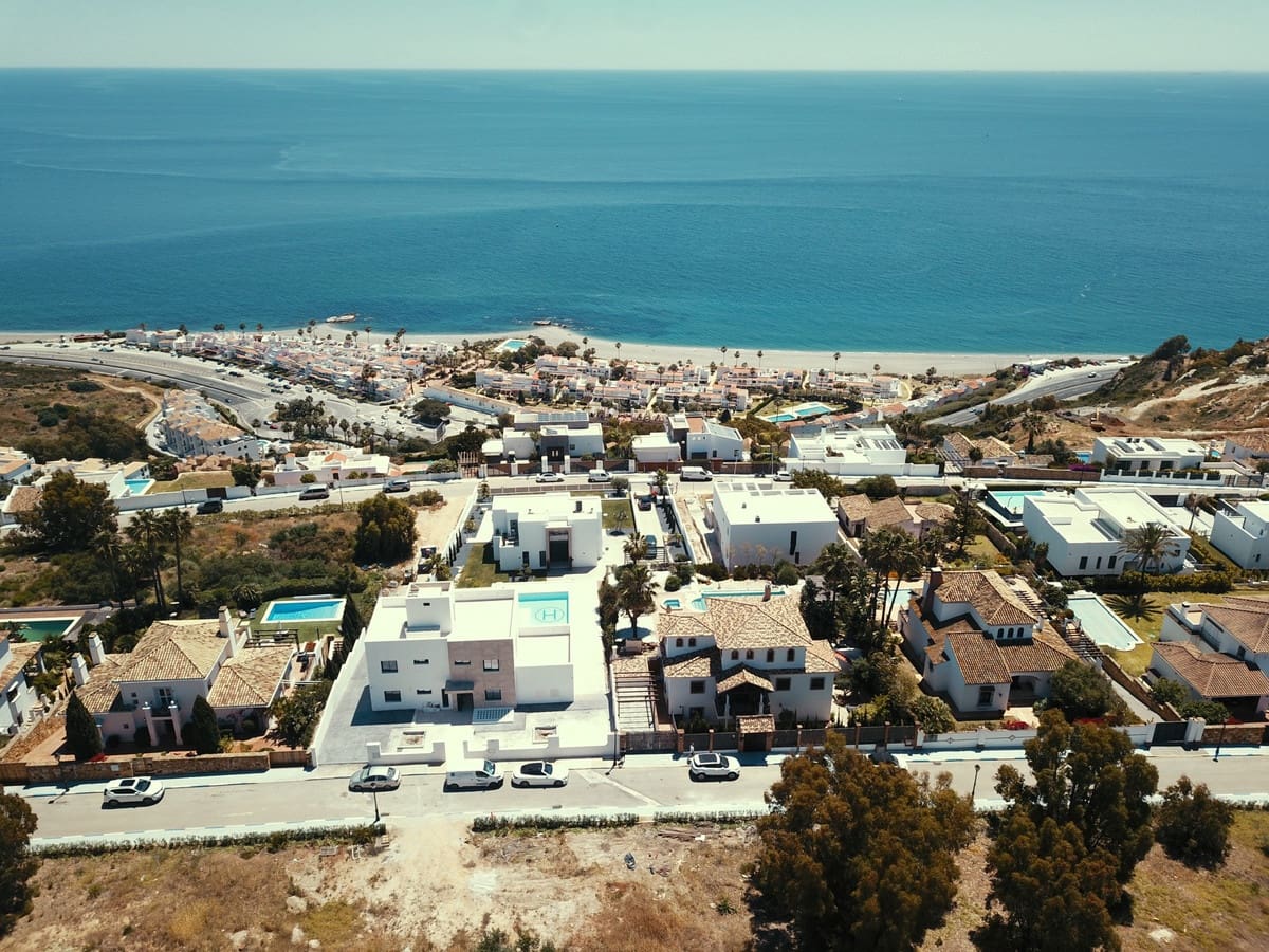 Grunde uden byggetilladelser til salg i Manilva - € 12.367.469 (Ref: 8940364)