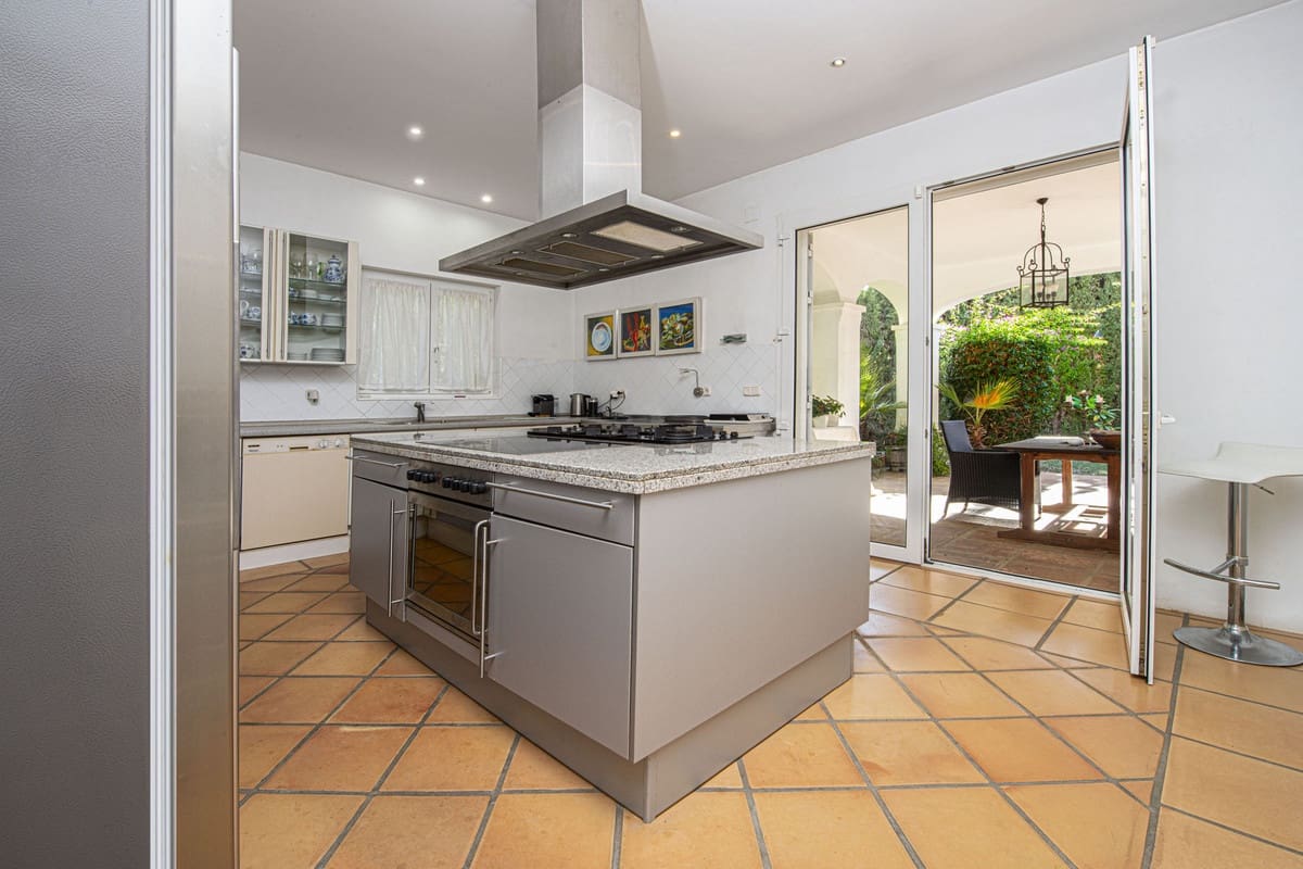 3 bedroom Villa for sale in Guadalmina with pool - € 3,750,000 (Ref: 8941204)