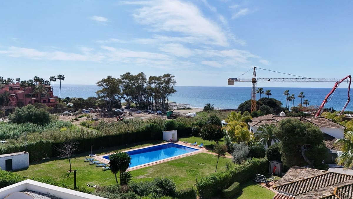 4 soveværelse Villa til salg i Los Monteros med swimmingpool garage - € 5.400.000 (Ref: 8978761)