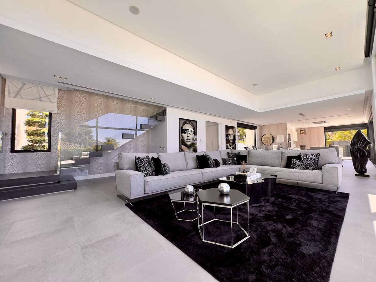 4 soveværelse Villa til salg i Los Monteros med swimmingpool garage - € 5.400.000 (Ref: 8978761)