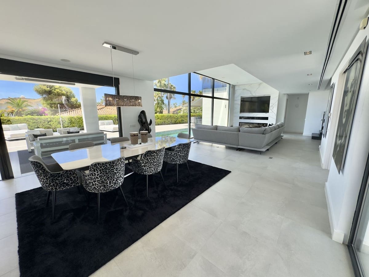 4 soveværelse Villa til salg i Los Monteros med swimmingpool garage - € 5.400.000 (Ref: 8978761)