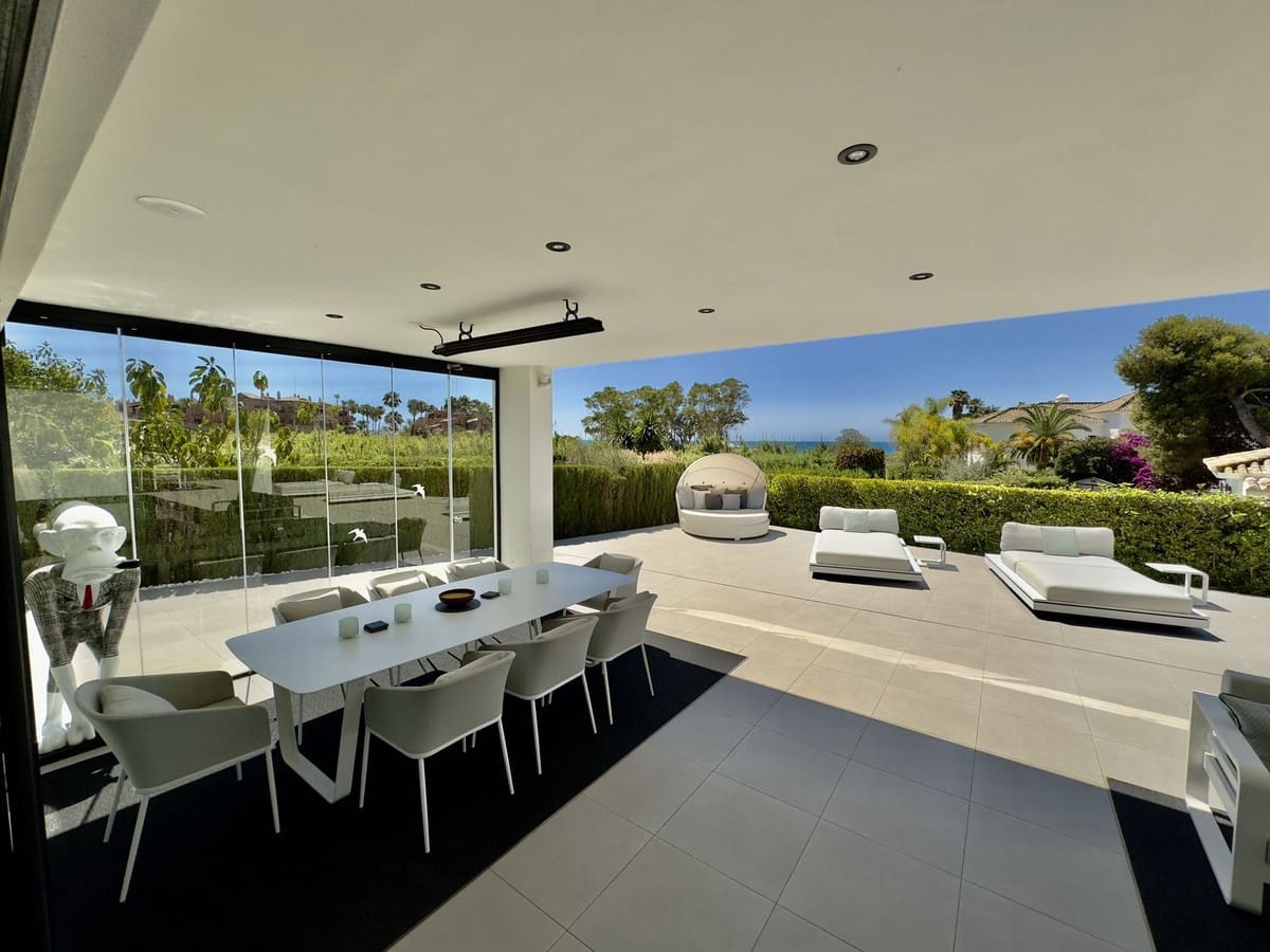 4 soveværelse Villa til salg i Los Monteros med swimmingpool garage - € 5.400.000 (Ref: 8978761)