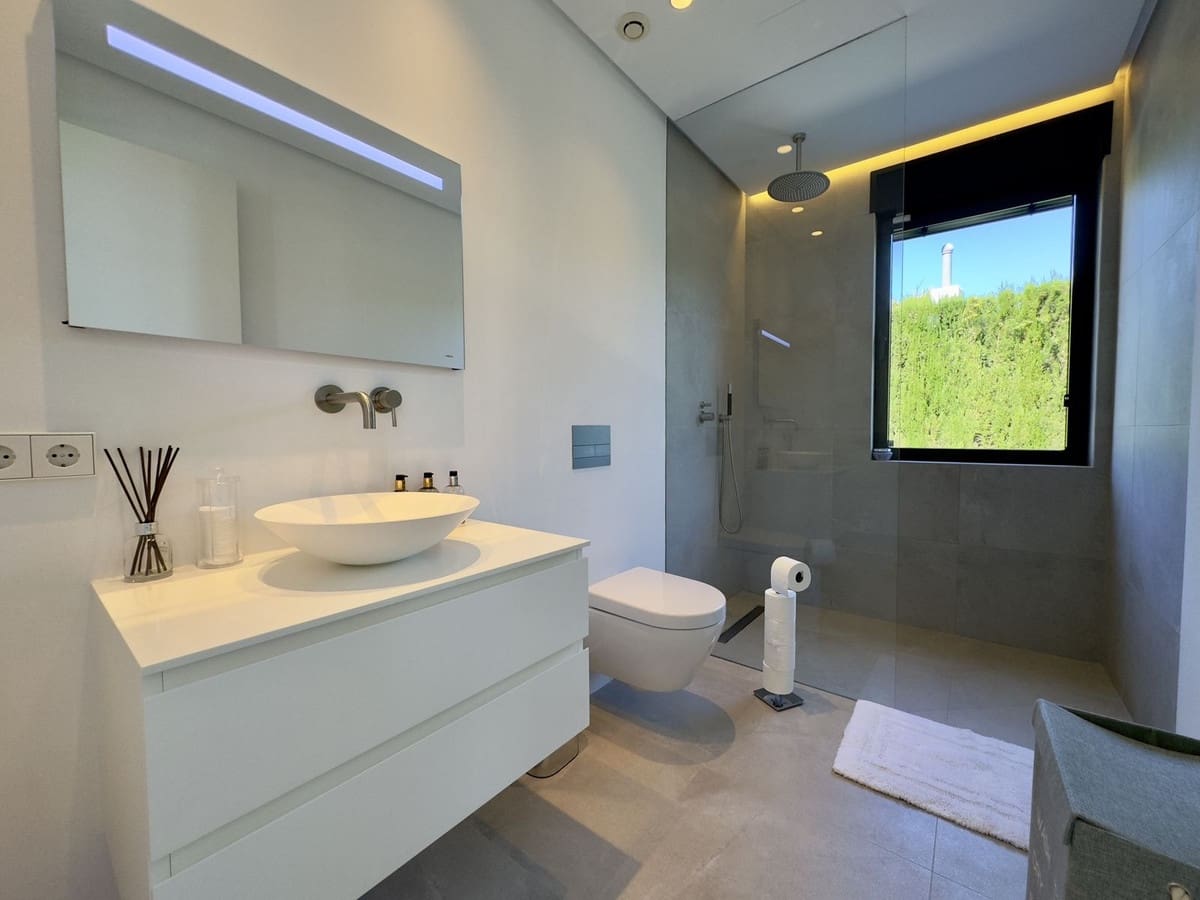 4 soveværelse Villa til salg i Los Monteros med swimmingpool garage - € 5.400.000 (Ref: 8978761)