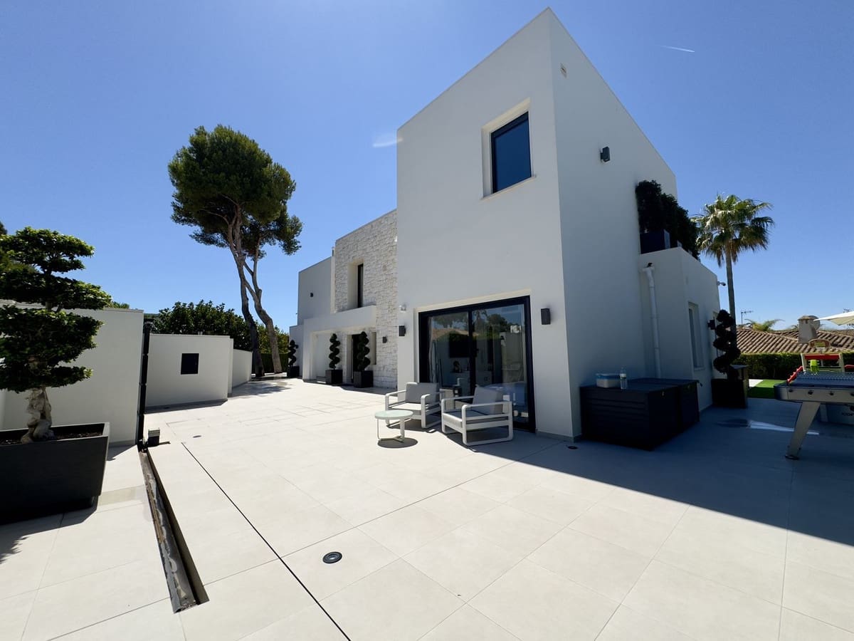 4 soveværelse Villa til salg i Los Monteros med swimmingpool garage - € 5.400.000 (Ref: 8978761)