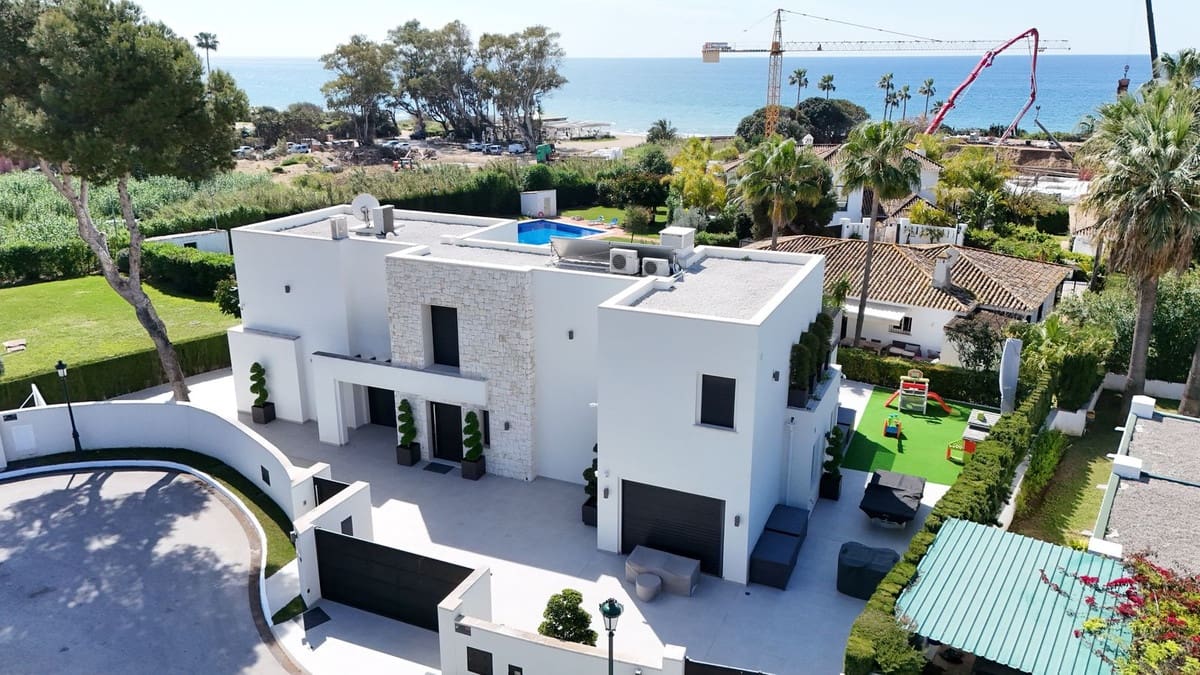 4 soveværelse Villa til salg i Los Monteros med swimmingpool garage - € 5.400.000 (Ref: 8978761)