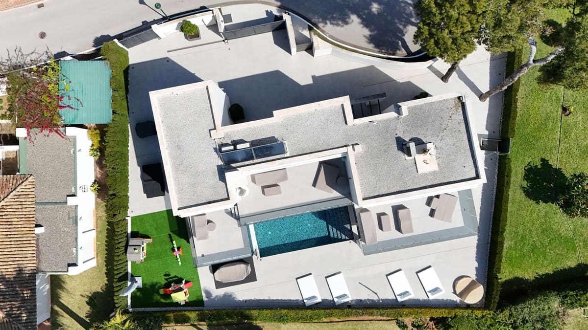 4 soveværelse Villa til salg i Los Monteros med swimmingpool garage - € 5.400.000 (Ref: 8978761)