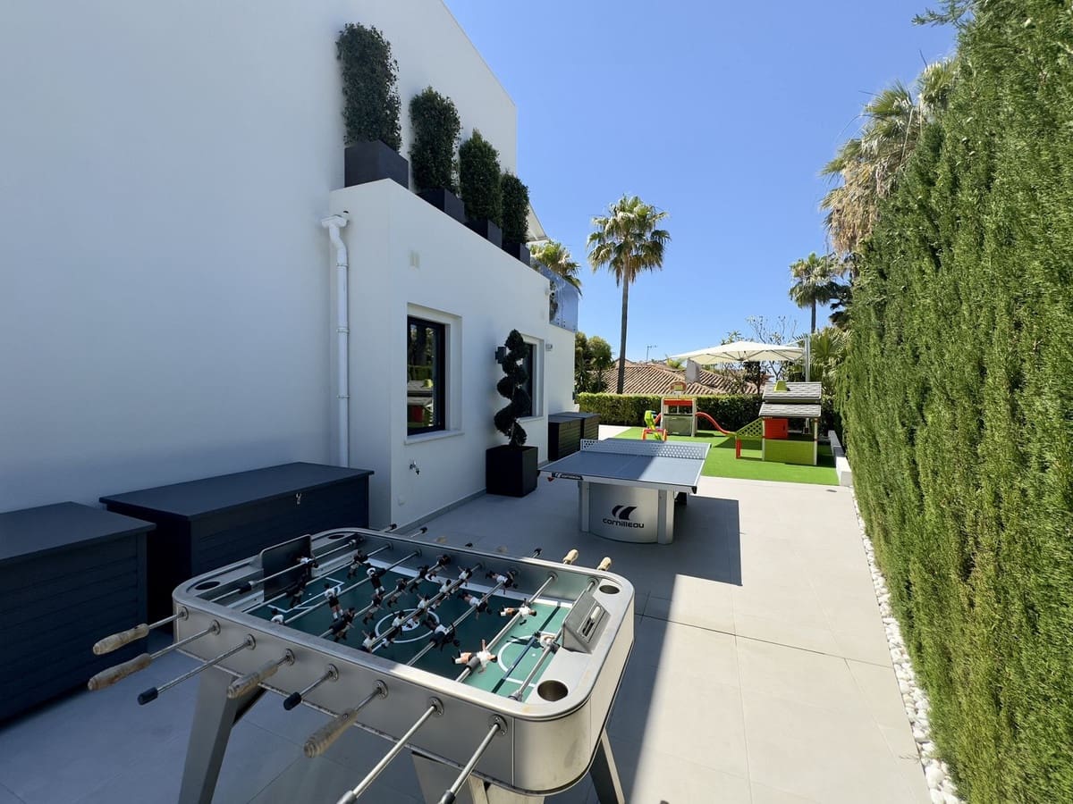 4 soveværelse Villa til salg i Los Monteros med swimmingpool garage - € 5.400.000 (Ref: 8978761)