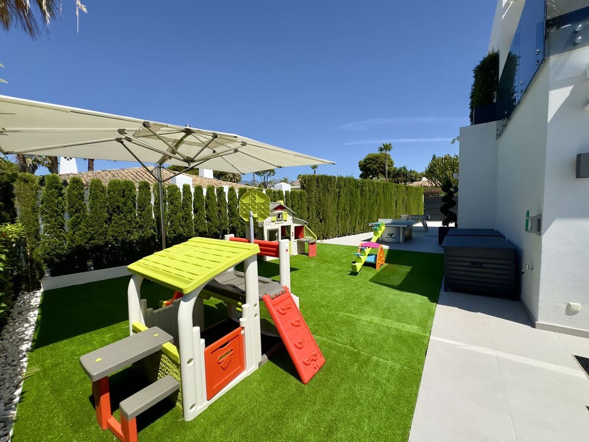 4 soveværelse Villa til salg i Los Monteros med swimmingpool garage - € 5.400.000 (Ref: 8978761)