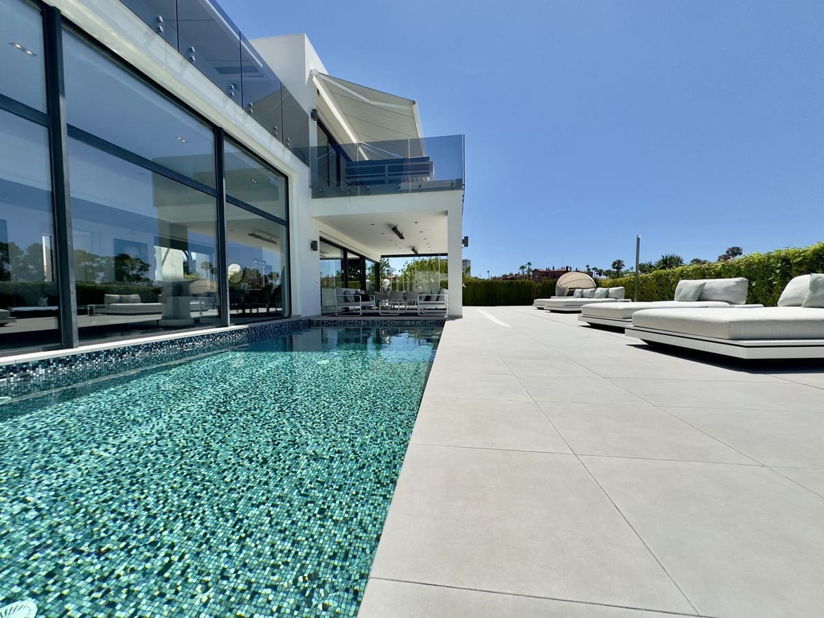 4 soveværelse Villa til salg i Los Monteros med swimmingpool garage - € 5.400.000 (Ref: 8978761)