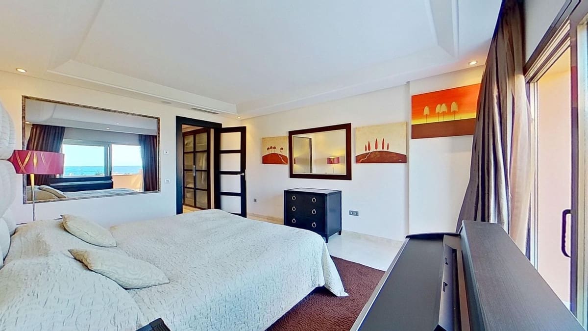 3 soveværelse Penthouse til salg i Los Monteros med swimmingpool garage - € 3.950.000 (Ref: 8978797)