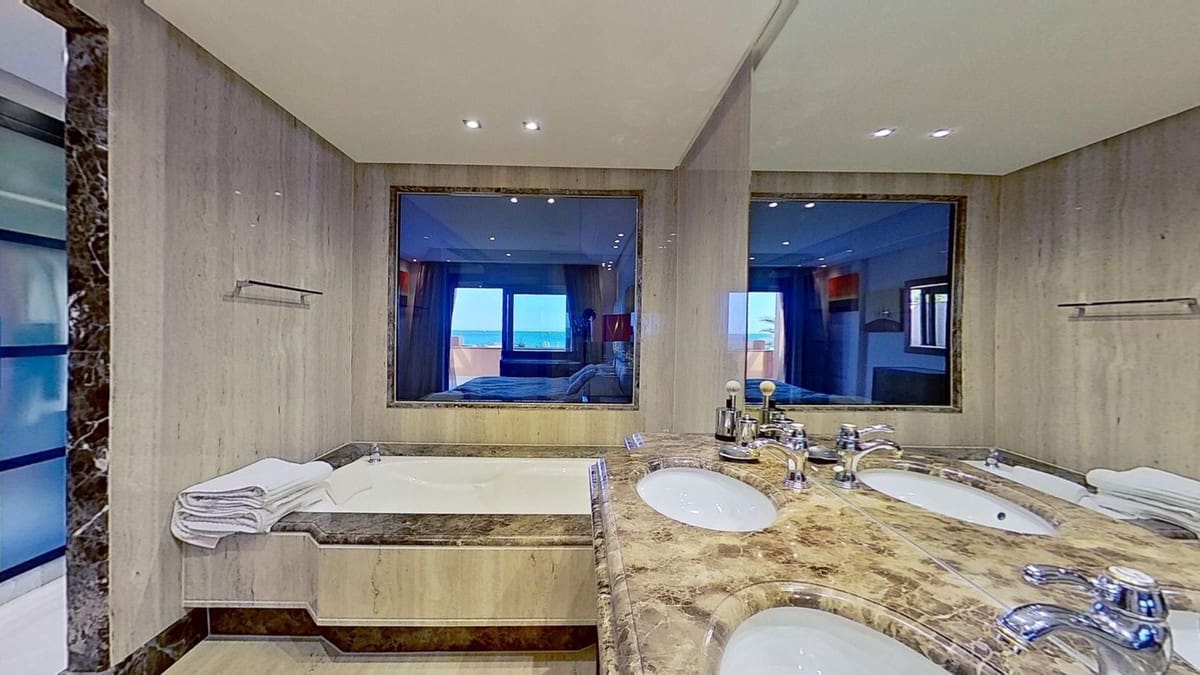 3 soveværelse Penthouse til salg i Los Monteros med swimmingpool garage - € 3.950.000 (Ref: 8978797)