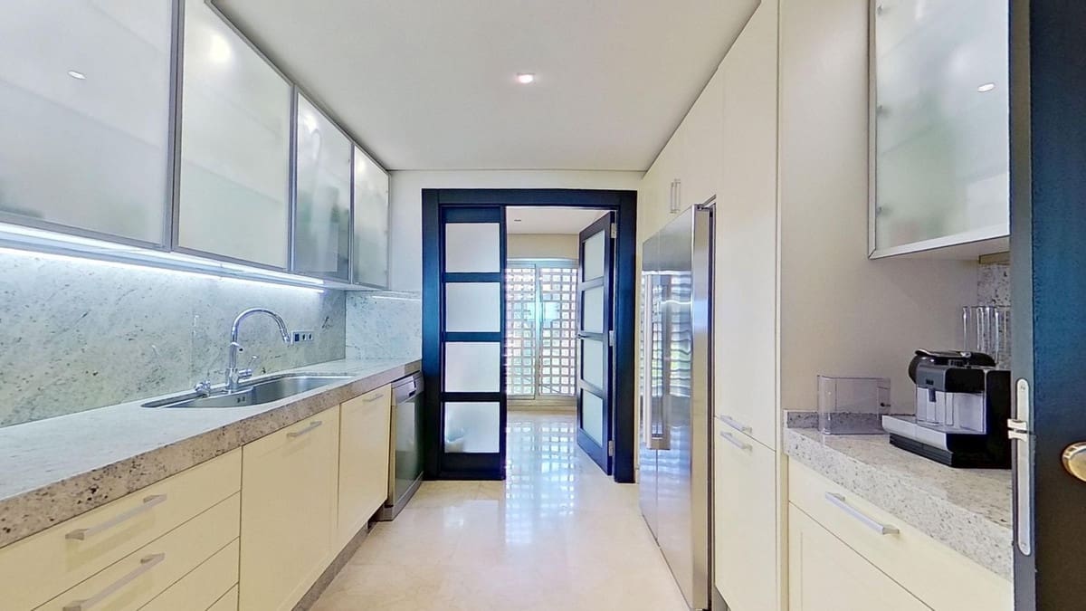 3 soveværelse Penthouse til salg i Los Monteros med swimmingpool garage - € 3.950.000 (Ref: 8978797)