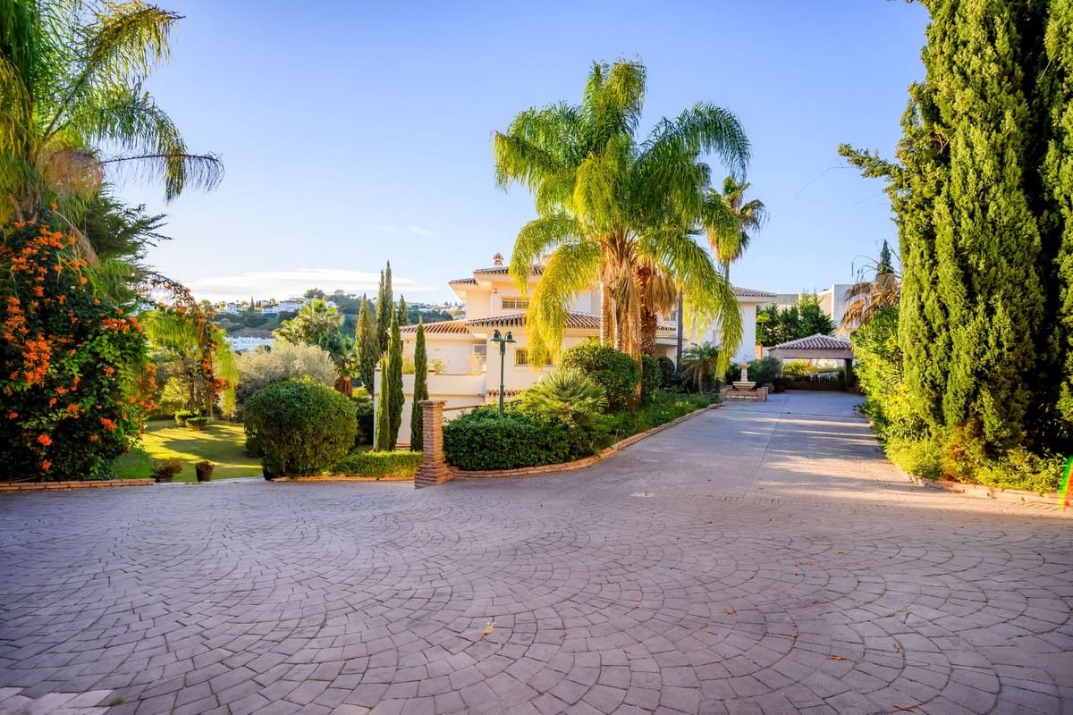 6 bedroom Villa for sale in Nueva Andalucia with pool garage - € 3,500,000 (Ref: 8978838)