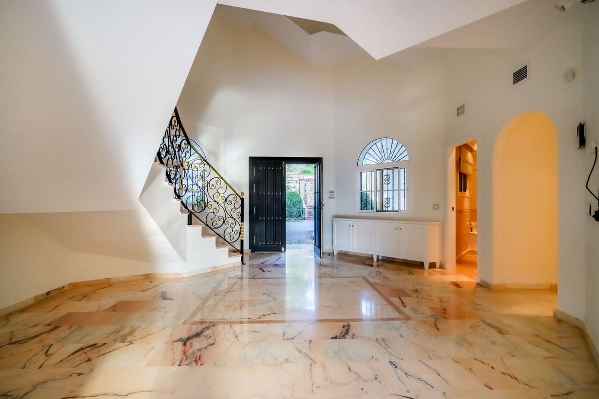 6 bedroom Villa for sale in Nueva Andalucia with pool garage - € 3,500,000 (Ref: 8978838)