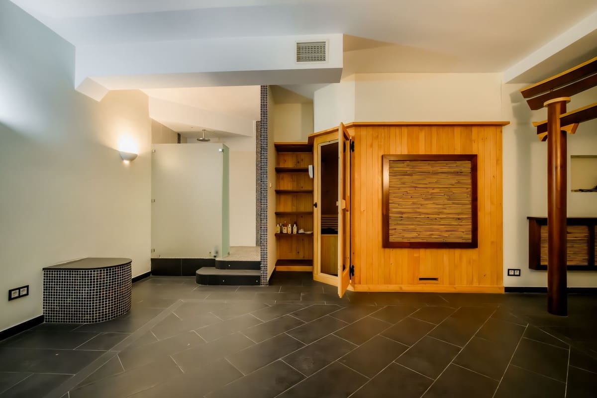 6 bedroom Villa for sale in Nueva Andalucia with pool garage - € 3,500,000 (Ref: 8978838)