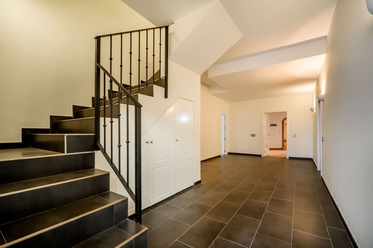 6 bedroom Villa for sale in Nueva Andalucia with pool garage - € 3,500,000 (Ref: 8978838)