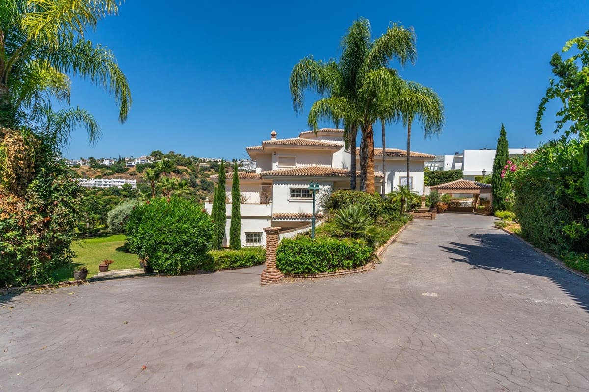 6 bedroom Villa for sale in Nueva Andalucia with pool garage - € 3,500,000 (Ref: 8978838)