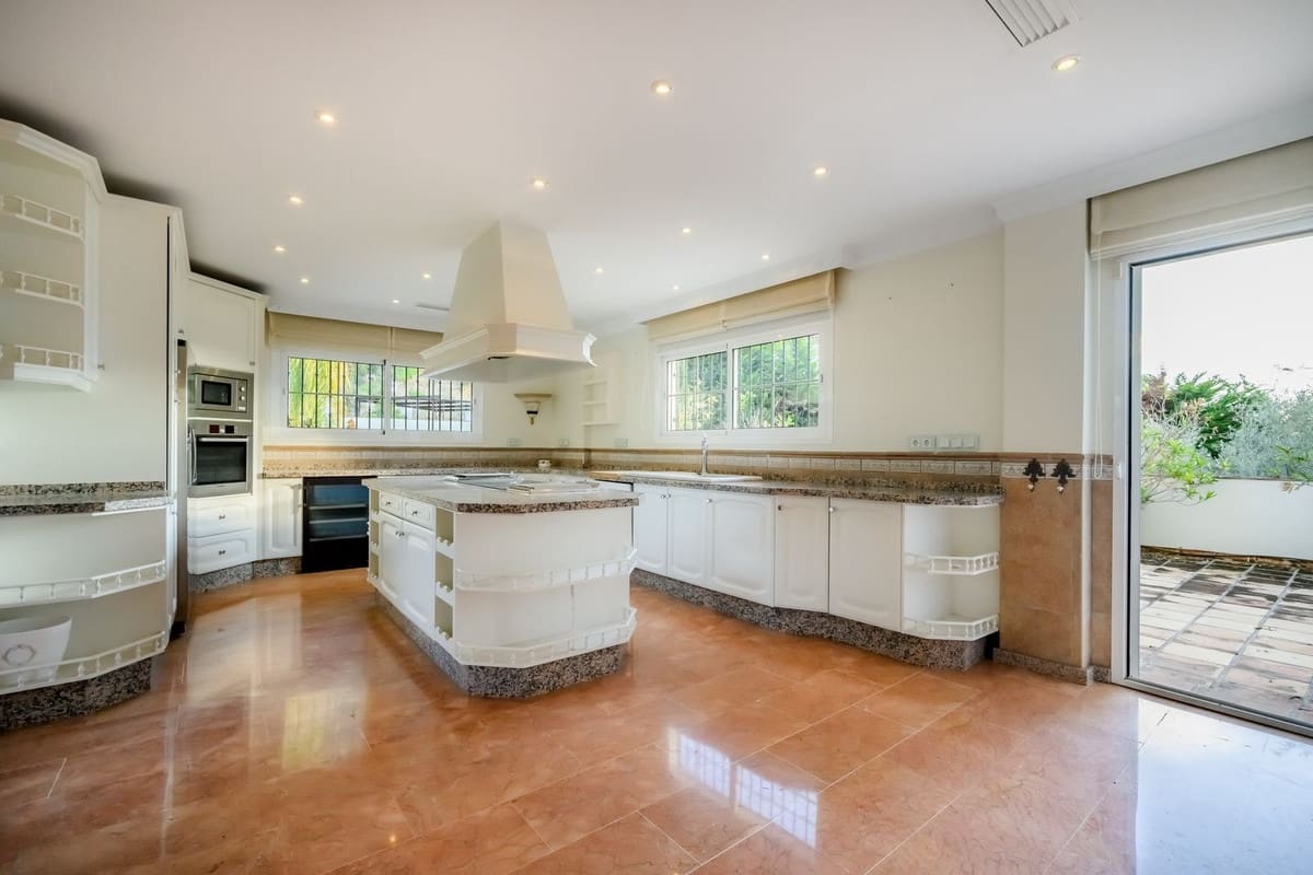 6 bedroom Villa for sale in Nueva Andalucia with pool garage - € 3,500,000 (Ref: 8978838)